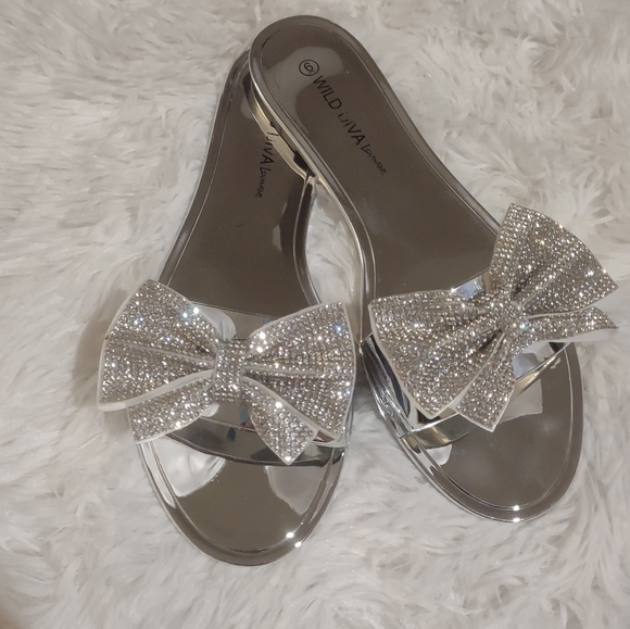 Wild Diva Shoes - Silver Rhinestone Bow Slide Sandals 🩷 🆕